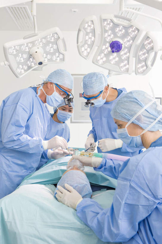 西方人,伙伴,朋友,医生,病人,医院,站,躺,竖图,室内,白天,正面,工作服,制服,友谊,合作,团队,仪器,照明,欧洲,欧洲人,五个人,握,检查,工作,反射,分离,分析,科学,放大镜,灯光,许多人,过滤,拿,分开,拿着,注视,灯,蓝色,口罩,手套,灯具,观察,看,站着,一群人,医护人员,医疗人员,隔断,橡胶,清晰,探索,战略,握着,遮掩,放大,观看,隔离,仔细,照亮,透镜,察看,手术,卫生,手术室,掩盖,凸透镜,遮挡,聚焦,照明设备,关注,净化,病患,间隔,橡胶手套,预防,橡胶制品,遮盖,无影灯,防尘,医疗机构,SL手术放大镜,医用手套,光学,清楚,联合,合谋,掩饰,断绝,隔开,屏蔽,屏绝,远离,中断,阻遏,阻隔,工作制服,手术放大镜,卧着,配合,协作,男人,男性,年轻女性,女人,女性,中年男性,中年女性,白种人,大夫,患者,就医者,躺着,卧,站立,半身,彩图,工作套服,病院,诊所