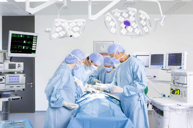 西方人,伙伴,朋友,医生,病人,医院,站,躺,横图,室内,白天,正面,工作服,制服,友谊,合作,团队,显示器,仪器,照明,欧洲,欧洲人,五个人,握,检查,工作,反射,分离,分析,科学,放大镜,屏幕,灯光,许多人,过滤,拿,分开,拿着,注视,显示屏,灯,蓝色,口罩,手套,灯具,观察,看,站着,一群人,医护人员,医疗人员,隔断,橡胶,清晰,探索,战略,握着,遮掩,放大,观看,隔离,仔细,照亮,透镜,察看,手术,卫生,手术室,掩盖,凸透镜,遮挡,聚焦,照明设备,关注,净化,病患,间隔,橡胶手套,预防,橡胶制品,输出设备,遮盖,无影灯,防尘,医疗机构,SL手术放大镜,医用手套,光学,清楚,联合,合谋,掩饰,断绝,隔开,屏蔽,屏绝,远离,中断,阻遏,阻隔,工作制服,手术放大镜,卧着,配合,协作,男人,男性,年轻女性,女人,女性,中年男性,中年女性,白种人,大夫,患者,就医者,躺着,卧,站立,半身,彩图,工作套服,病院,诊所