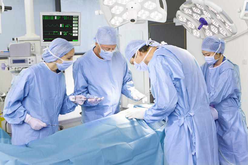 西方人,伙伴,朋友,医生,病人,医院,站,躺,横图,俯视,室内,白天,工作服,制服,友谊,合作,团队,显示器,仪器,照明,欧洲,欧洲人,五个人,握,检查,工作,反射,分离,分析,科学,放大镜,屏幕,灯光,许多人,过滤,拿,分开,拿着,注视,显示屏,灯,蓝色,口罩,手套,灯具,观察,看,站着,一群人,医护人员,医疗人员,隔断,橡胶,清晰,探索,战略,握着,遮掩,放大,观看,隔离,仔细,照亮,透镜,察看,手术,卫生,手术室,掩盖,凸透镜,遮挡,聚焦,照明设备,关注,净化,病患,间隔,橡胶手套,预防,橡胶制品,输出设备,遮盖,无影灯,防尘,医疗机构,SL手术放大镜,医用手套,光学,清楚,联合,合谋,掩饰,断绝,隔开,屏蔽,屏绝,远离,中断,阻遏,阻隔,工作制服,手术放大镜,卧着,配合,协作,男人,男性,年轻女性,女人,女性,中年男性,中年女性,白种人,大夫,患者,就医者,躺着,卧,站立,半身,彩图,高角度拍摄,工作套服,病院,诊所