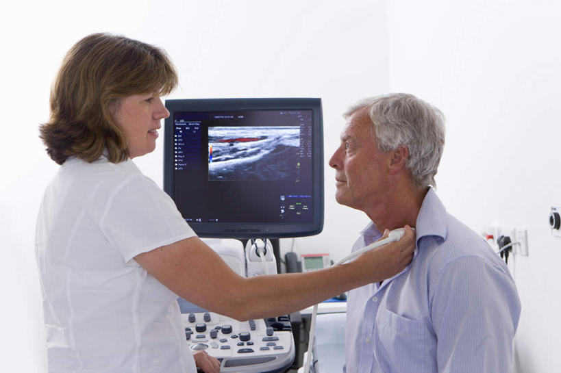 西方人,两个人,医生,病人,医院,站,坐,横图,照片,室内,白天,侧面,工作服,衬衫,制服,显示器,欧洲,欧洲人,检查,医学,屏幕,注视,显示屏,相视,观察,看,站着,医护人员,医疗人员,面对面,摄影,观看,对视,察看,检测,医疗设备,互视,关注,病患,B超,红外线,医疗器械,相对,输出设备,医疗机构,相看,工作制服,老年男性,男人,男性,女人,女性,中年女性,白种人,大夫,患者,就医者,相片,站立,坐着,半身,彩图,衬衣,工作套服,拍摄,照相,病院,诊所