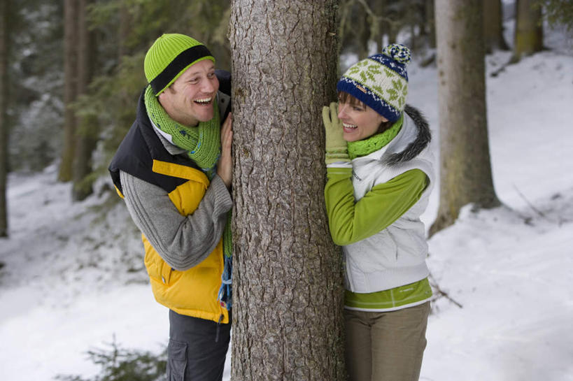 西方人,中年人,两个人,家庭,夫妻,站,笑,微笑,露齿笑,横图,室外,白天,侧面,爱情,树林,雪,植物,大雪,帽子,欧洲,欧洲人,服装,积雪,雪景,冬季,冬天,浪漫,注视,相视,树,树木,衣服,绿色,自然,手套,扶,观察,看,靠,靠着,站着,温暖,温馨,一家人,面对面,恩爱,寒冷,恋人,服饰,生长,成长,观看,对视,保暖,和睦,察看,扶着,互视,御寒,关注,相对,滑雪服,相看,棉帽,严寒,竞技服,旅游服,冬装,男人,男性,女人,女性,中年男性,中年女性,白种人,夫妇,情侣,站立,半身,彩图,伴侣,融洽