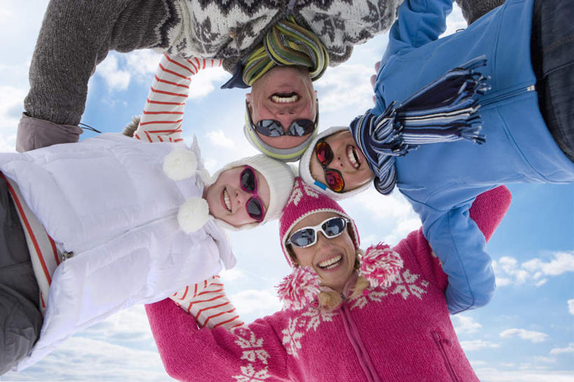 西方人,儿童,中年人,四个人,家庭,夫妻,母亲,父亲,女儿,儿子,站,抱,笑,微笑,露齿笑,横图,室外,白天,仰视,爱情,纯洁,安全,帽子,欧洲,欧洲人,阴影,服装,环绕,围绕,光线,眼镜,影子,云,云朵,防护,浪漫,云彩,注视,小孩,衣服,蓝色,白云,蓝天,天空,阳光,天,观察,看,站着,温暖,温馨,父女,父子,母女,母子,一家人,棉衣,恩爱,父爱,可爱,母爱,童年,童趣,恋人,服饰,晴朗,抱着,观看,保暖,护目镜,保护,和睦,察看,搂着,御寒,关注,滑雪镜,保险,童真,烂漫,无邪,棉袄,保全,周全,安稳,安定,棉帽,安全防护眼镜,棉服,冬装,平安,天真,男孩,男人,男性,女孩,女人,女性,中年男性,中年女性,白种人,孩子,夫妇,情侣,晴空,搂,站立,半身,彩图,低角度拍摄,袄子,棉被服,雪镜,伴侣,融洽,防护眼镜,男生,女生