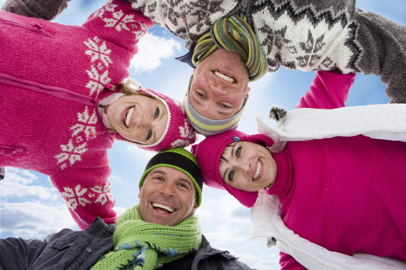 西方人,中年人,四个人,家庭,夫妻,伙伴,朋友,站,抱,笑,微笑,露齿笑,横图,室外,白天,仰视,爱情,友谊,安全,帽子,欧洲,欧洲人,阴影,服装,环绕,围绕,光线,眼镜,影子,云,云朵,防护,浪漫,云彩,注视,衣服,蓝色,白云,蓝天,天空,阳光,天,观察,看,站着,温暖,温馨,一家人,棉衣,恩爱,恋人,服饰,晴朗,抱着,观看,保暖,护目镜,保护,和睦,察看,搂着,御寒,关注,滑雪镜,保险,棉袄,保全,周全,安稳,安定,棉帽,安全防护眼镜,棉服,冬装,平安,友情,男人,男性,女人,女性,中年男性,中年女性,白种人,夫妇,情侣,晴空,搂,站立,半身,彩图,低角度拍摄,袄子,棉被服,雪镜,伴侣,融洽,防护眼镜