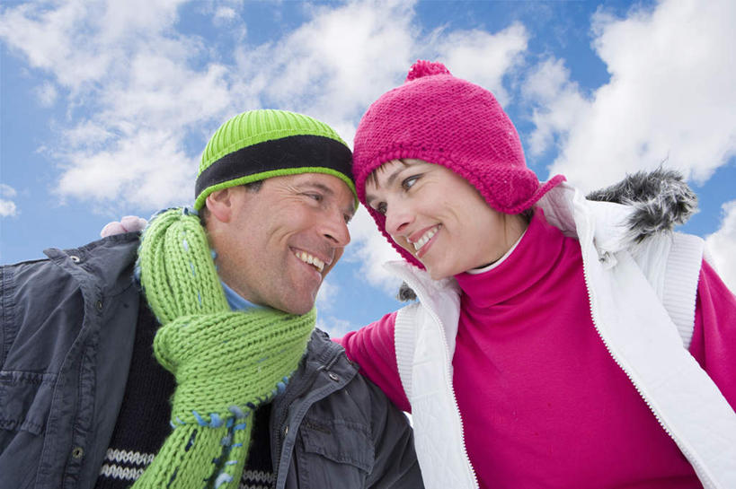 西方人,中年人,两个人,家庭,夫妻,站,笑,微笑,露齿笑,横图,室外,白天,仰视,爱情,帽子,欧洲,欧洲人,阴影,服装,装饰,光线,影子,云,云朵,浪漫,云彩,注视,衣服,红色,蓝色,绿色,白云,蓝天,天空,阳光,围巾,天,观察,看,靠,靠着,站着,温暖,温馨,一家人,棉衣,恩爱,恋人,服饰,晴朗,围脖,观看,保暖,华丽,点缀,和睦,察看,御寒,关注,棉袄,衬托,美观,雅致,雅观,棉帽,棉服,冬装,男人,男性,女人,女性,中年男性,中年女性,白种人,夫妇,情侣,晴空,站立,半身,彩图,低角度拍摄,袄子,棉被服,伴侣,融洽