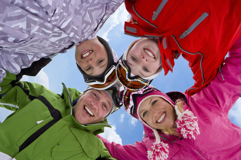 西方人,儿童,中年人,四个人,家庭,夫妻,母亲,父亲,女儿,儿子,站,笑,微笑,露齿笑,横图,室外,白天,仰视,爱情,纯洁,安全,欧洲,欧洲人,弯腰,阴影,服装,光线,眼镜,影子,云,云朵,防护,浪漫,云彩,注视,小孩,衣服,蓝色,白云,蓝天,天空,阳光,天,观察,看,站着,温暖,温馨,父女,父子,母女,母子,一家人,棉衣,恩爱,父爱,可爱,母爱,童年,童趣,恋人,服饰,晴朗,观看,保暖,护目镜,保护,和睦,察看,御寒,关注,保险,童真,烂漫,无邪,棉袄,保全,周全,安稳,安定,弯身,安全防护眼镜,棉服,冬装,平安,天真,男孩,男人,男性,女孩,女人,女性,中年男性,中年女性,白种人,孩子,夫妇,情侣,晴空,站立,半身,彩图,低角度拍摄,袄子,棉被服,伴侣,融洽,防护眼镜,男生,女生