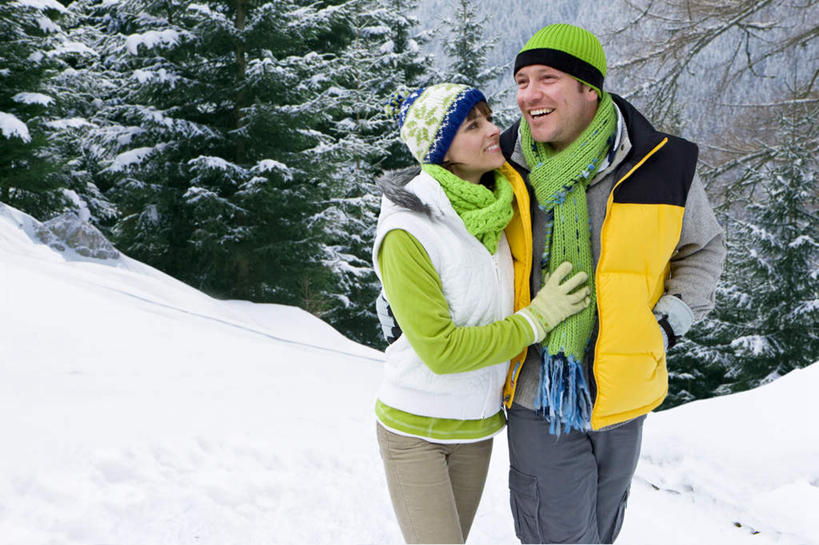 西方人,中年人,两个人,家庭,夫妻,走,抱,笑,微笑,露齿笑,横图,室外,白天,正面,爱情,树林,雪,植物,大雪,帽子,欧洲,欧洲人,服装,装饰,积雪,雪景,冬季,冬天,浪漫,注视,树,树木,衣服,绿色,自然,手套,围巾,观察,看,温暖,温馨,一家人,棉衣,恩爱,寒冷,恋人,服饰,生长,成长,围脖,抱着,观看,保暖,华丽,点缀,和睦,察看,搂着,御寒,关注,手插袋,单手插袋,棉袄,单手抄兜,单手放兜,衬托,美观,雅致,雅观,棉帽,严寒,棉服,冬装,男人,男性,女人,女性,中年男性,中年女性,白种人,夫妇,情侣,步行,插兜,搂,散步,手插兜,手放口袋,走路,半身,彩图,袄子,棉被服,伴侣,融洽,手抄兜