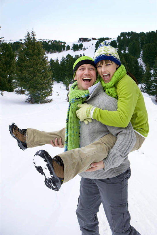 西方人,中年人,背,两个人,家庭,夫妻,站,笑,微笑,露齿笑,竖图,室外,白天,侧面,爱情,树林,雪,植物,大雪,帽子,欧洲,欧洲人,阴影,装饰,光线,影子,积雪,雪景,云,云朵,冬季,冬天,浪漫,云彩,注视,树,树木,蓝色,绿色,白云,蓝天,天空,阳光,自然,围巾,天,背着,观察,看,站着,温暖,温馨,一家人,恩爱,寒冷,恋人,生长,晴朗,成长,围脖,观看,保暖,华丽,点缀,和睦,察看,御寒,关注,衬托,美观,雅致,雅观,棉帽,严寒,背负,男人,男性,女人,女性,中年男性,中年女性,白种人,夫妇,情侣,晴空,站立,半身,彩图,伴侣,融洽