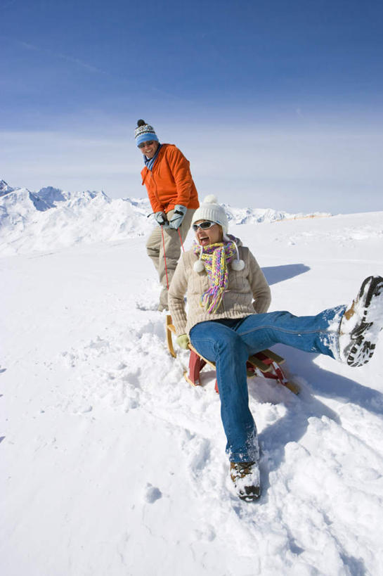 西方人,中年人,两个人,家庭,夫妻,站,坐,拉,笑,微笑,露齿笑,竖图,俯视,室外,白天,爱情,雪,大雪,帽子,欧洲,欧洲人,阴影,装饰,光线,影子,积雪,雪景,云,云朵,冬季,冬天,浪漫,云彩,注视,车,蓝色,白云,蓝天,天空,阳光,围巾,交通工具,天,观察,看,站着,温暖,温馨,一家人,恩爱,寒冷,恋人,晴朗,围脖,观看,保暖,华丽,雪橇,点缀,和睦,察看,御寒,关注,载具,雪橇车,衬托,美观,雅致,雅观,棉帽,严寒,男人,男性,女人,女性,中年男性,中年女性,白种人,夫妇,情侣,晴空,站立,坐着,彩图,高角度拍摄,全身,伴侣,融洽