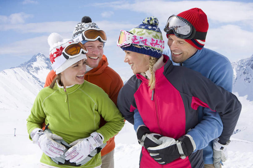 西方人,中年人,四个人,家庭,夫妻,伙伴,朋友,站,抱,笑,微笑,露齿笑,横图,室外,白天,正面,爱情,友谊,安全,山,雪,雪山,大雪,帽子,欧洲,欧洲人,阴影,光线,眼镜,影子,冰,积雪,山峰,雪景,云,云朵,冬季,冬天,防护,山峦,浪漫,云彩,扭头,注视,红色,蓝色,绿色,白云,蓝天,天空,阳光,天,观察,看,站着,转头,温暖,温馨,一家人,橙色,恩爱,寒冷,恋人,晴朗,抱着,观看,护目镜,保护,和睦,察看,冰冷,搂着,关注,滑雪镜,保险,保全,周全,安稳,安定,棉帽,严寒,冰凉,酷寒,凛冽,凛凛,极冷,安全防护眼镜,平安,友情,男人,男性,女人,女性,中年男性,中年女性,白种人,夫妇,情侣,晴空,搂,搂抱,站立,半身,彩图,雪镜,伴侣,融洽,防护眼镜