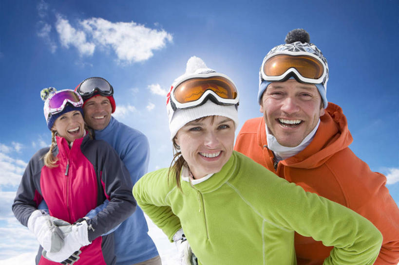 西方人,中年人,四个人,家庭,夫妻,伙伴,朋友,站,抱,笑,微笑,露齿笑,横图,室外,白天,正面,爱情,友谊,安全,山,雪,雪山,大雪,帽子,欧洲,欧洲人,阴影,光线,眼镜,影子,冰,积雪,山峰,雪景,云,云朵,冬季,冬天,防护,山峦,浪漫,云彩,注视,红色,蓝色,绿色,白云,蓝天,天空,阳光,天,观察,看,站着,温暖,温馨,一家人,橙色,恩爱,寒冷,恋人,晴朗,抱着,观看,护目镜,保护,和睦,察看,冰冷,搂着,关注,滑雪镜,保险,保全,周全,安稳,安定,棉帽,严寒,冰凉,酷寒,凛冽,凛凛,极冷,安全防护眼镜,平安,友情,男人,男性,女人,女性,中年男性,中年女性,白种人,夫妇,情侣,晴空,搂,搂抱,站立,半身,彩图,雪镜,伴侣,融洽,防护眼镜