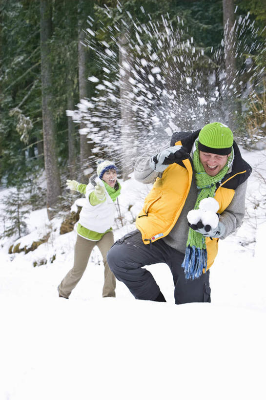 西方人,中年人,两个人,家庭,夫妻,站,蹲,举,笑,微笑,露齿笑,竖图,室外,白天,正面,爱情,游戏,树林,雪,植物,大雪,帽子,欧洲,欧洲人,握,飞溅,装饰,溅,积雪,雪景,冬季,冬天,浪漫,拿,玩,拿着,注视,娱乐,树,树木,绿色,自然,围巾,观察,看,托,站着,休闲,温暖,温馨,一家人,恩爱,寒冷,握着,恋人,生长,成长,围脖,观看,活动,保暖,华丽,点缀,和睦,察看,雪球,御寒,发泄,关注,喷洒,消遣,智力,宣泄,衬托,美观,雅致,雅观,棉帽,严寒,男人,男性,女人,女性,中年男性,中年女性,白种人,夫妇,情侣,蹲着,举起,举手,举着,玩耍,嬉戏,向上举,向上伸,向上托,站立,半身,彩图,伴侣,融洽