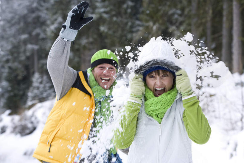 西方人,中年人,两个人,家庭,夫妻,站,举,笑,微笑,露齿笑,横图,室外,白天,正面,爱情,游戏,树林,雪,植物,大雪,帽子,欧洲,欧洲人,握,飞溅,装饰,溅,积雪,雪景,冬季,冬天,浪漫,拿,玩,拿着,注视,娱乐,树,树木,绿色,自然,围巾,观察,看,托,站着,休闲,温暖,温馨,一家人,恩爱,寒冷,握着,恋人,生长,成长,围脖,观看,活动,保暖,华丽,点缀,和睦,察看,雪球,御寒,发泄,关注,喷洒,消遣,智力,宣泄,衬托,美观,雅致,雅观,棉帽,严寒,男人,男性,女人,女性,中年男性,中年女性,白种人,夫妇,情侣,举起,举手,举着,玩耍,嬉戏,向上举,向上伸,向上托,站立,半身,彩图,伴侣,融洽