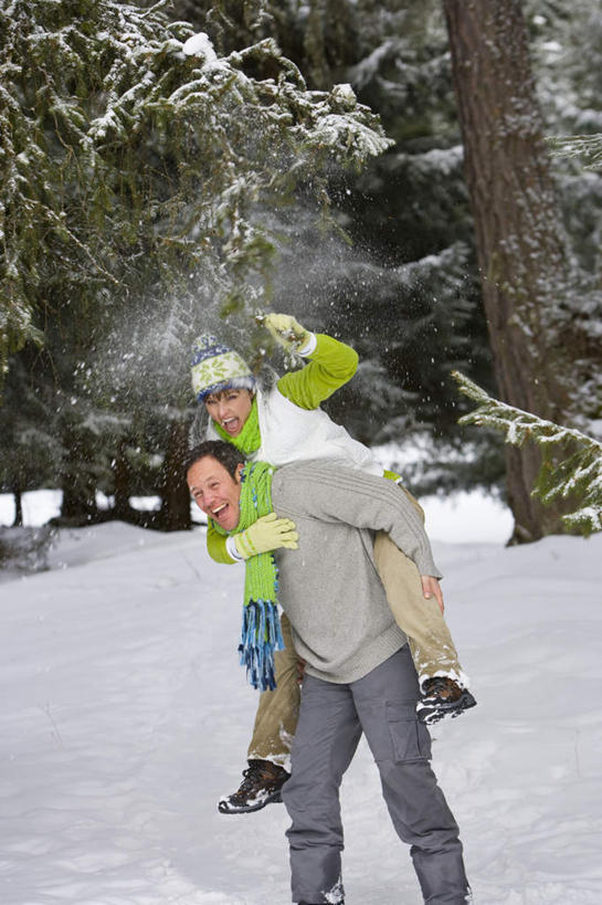 西方人,中年人,背,两个人,家庭,夫妻,站,笑,微笑,露齿笑,竖图,室外,白天,正面,爱情,树林,雪,植物,大雪,帽子,欧洲,欧洲人,飞溅,装饰,溅,积雪,雪景,冬季,冬天,浪漫,注视,树,树木,绿色,自然,围巾,背着,观察,看,站着,温暖,温馨,一家人,恩爱,寒冷,恋人,生长,成长,围脖,观看,保暖,华丽,点缀,和睦,察看,御寒,关注,喷洒,衬托,美观,雅致,雅观,棉帽,严寒,背负,男人,男性,女人,女性,中年男性,中年女性,白种人,夫妇,情侣,站立,半身,彩图,伴侣,融洽