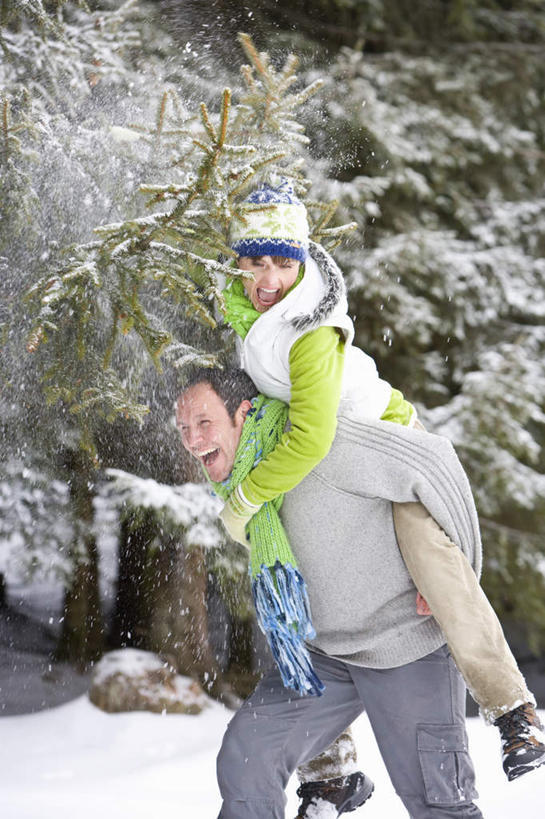 西方人,中年人,背,两个人,家庭,夫妻,站,笑,微笑,露齿笑,竖图,室外,白天,正面,爱情,树林,雪,植物,大雪,帽子,欧洲,欧洲人,飞溅,装饰,溅,积雪,雪景,冬季,冬天,浪漫,注视,树,树木,绿色,自然,围巾,背着,观察,看,站着,温暖,温馨,一家人,恩爱,寒冷,恋人,生长,成长,围脖,观看,保暖,华丽,点缀,和睦,察看,御寒,关注,喷洒,衬托,美观,雅致,雅观,棉帽,严寒,背负,男人,男性,女人,女性,中年男性,中年女性,白种人,夫妇,情侣,站立,半身,彩图,伴侣,融洽