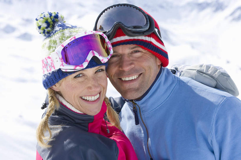 西方人,中年人,两个人,家庭,夫妻,站,抱,笑,微笑,露齿笑,横图,室外,白天,正面,爱情,安全,雪,大雪,帽子,欧洲,欧洲人,阴影,服装,光线,眼镜,影子,积雪,雪景,冬季,冬天,防护,浪漫,注视,衣服,红色,蓝色,阳光,手套,观察,看,站着,温暖,温馨,一家人,棉衣,恩爱,寒冷,恋人,服饰,抱着,观看,保暖,护目镜,保护,和睦,察看,搂着,御寒,关注,滑雪镜,保险,棉袄,保全,周全,安稳,安定,棉帽,严寒,安全防护眼镜,棉服,冬装,平安,男人,男性,女人,女性,中年男性,中年女性,白种人,夫妇,情侣,搂,搂抱,站立,半身,彩图,袄子,棉被服,雪镜,伴侣,融洽,防护眼镜