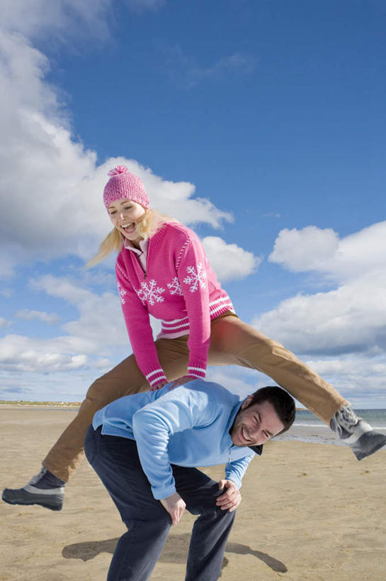 西方人,中年人,两个人,家庭,夫妻,站,笑,微笑,露齿笑,竖图,室外,白天,正面,爱情,锻炼,游戏,运动,沙滩,帽子,欧洲,欧洲人,弯腰,阴影,服装,光线,沙子,影子,海岸,云,云朵,沙地,浪漫,玩,云彩,注视,娱乐,衣服,蓝色,白云,蓝天,天空,阳光,天,观察,看,站着,休闲,温暖,温馨,一家人,跳山羊,棉衣,恩爱,恋人,服饰,晴朗,观看,活动,保暖,和睦,察看,御寒,发泄,关注,消遣,智力,跳马,棉袄,宣泄,弯身,棉帽,跳背,棉服,冬装,体育,男人,男性,女人,女性,中年男性,中年女性,白种人,夫妇,情侣,海滩,晴空,玩耍,嬉戏,站立,半身,彩图,健身,袄子,棉被服,伴侣,融洽