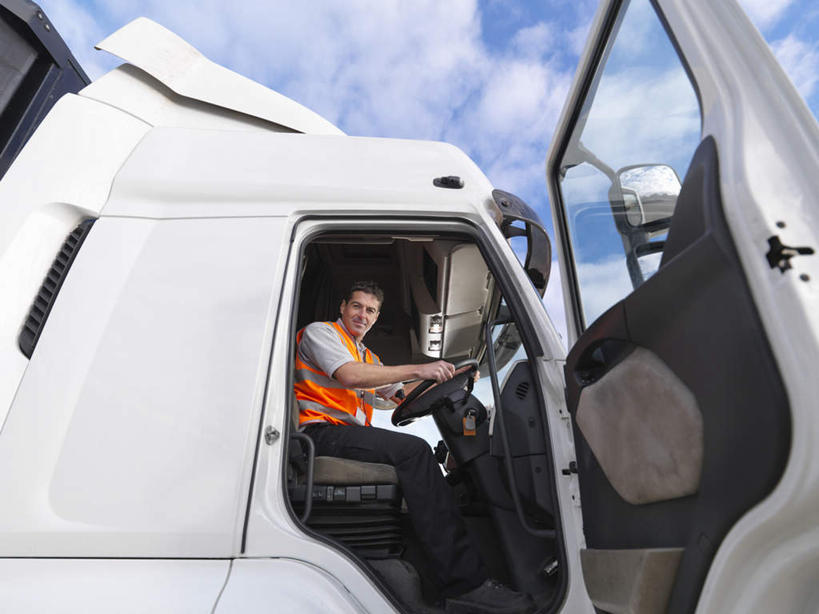 西方人,一个人,司机,坐,横图,室外,白天,仰视,工作服,制服,机器,仪器,窗户,卡车,欧洲,欧洲人,仅一个男性,仅一个人,仅一个中年男性,握,阴影,光线,影子,云,云朵,集装箱,云彩,扭头,注视,设备,玻璃窗,蓝色,白云,蓝天,天空,阳光,车窗,车门,方向盘,天,观察,驾驶,看,行驶,转头,橙色,握着,集装箱车,晴朗,观看,货车,控制,察看,关注,驾驶室,货运车,工作制服,男人,男性,中年男性,白种人,晴空,载重汽车,坐着,彩图,低角度拍摄,全身,工作套服,安全服,反光背心,反光服,反光衣