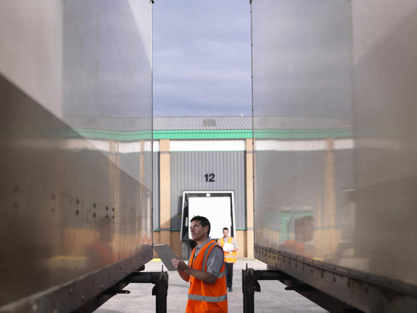 西方人,两个人,伙伴,朋友,机修工,站,横图,室外,白天,正面,工作服,制服,友谊,合作,团队,门,欧洲,欧洲人,握,写字,检查,笔,墙,办公用品,集装箱,拿,仓库,拿着,注视,货柜,墙壁,墙面,文具,工人,学习用品,箱子,门框,观察,看,站着,战略,握着,运输,观看,文具用品,察看,书写,关注,记录板,货仓,物流,记事板,联合,合谋,工作制服,配合,协作,男人,男性,年轻男性,中年男性,白种人,机械师,机修工人,站立,彩图,全身,工作套服,安全服,反光背心,反光服,反光衣