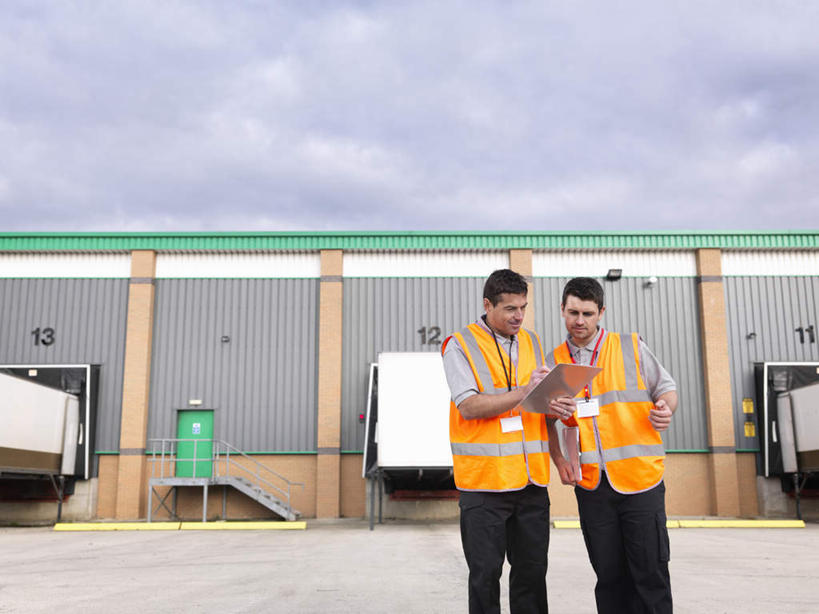 西方人,两个人,伙伴,朋友,机修工,站,说,横图,室外,白天,正面,工作服,制服,讨论,友谊,合作,团队,欧洲,欧洲人,握,写字,阴影,光线,笔,影子,云,云朵,办公用品,地面,集装箱,拿,云彩,仓库,拿着,注视,货柜,文具,工人,白云,阳光,学习用品,箱子,观察,看,站着,战略,握着,运输,观看,文具用品,察看,书写,关注,记录板,货仓,物流,记事板,联合,合谋,工作制服,交流,配合,协作,男人,男性,年轻男性,中年男性,白种人,机械师,机修工人,沟通,讲话,交谈,商讨,说话,谈话,站立,半身,彩图,工作套服,安全服,反光背心,反光服,反光衣