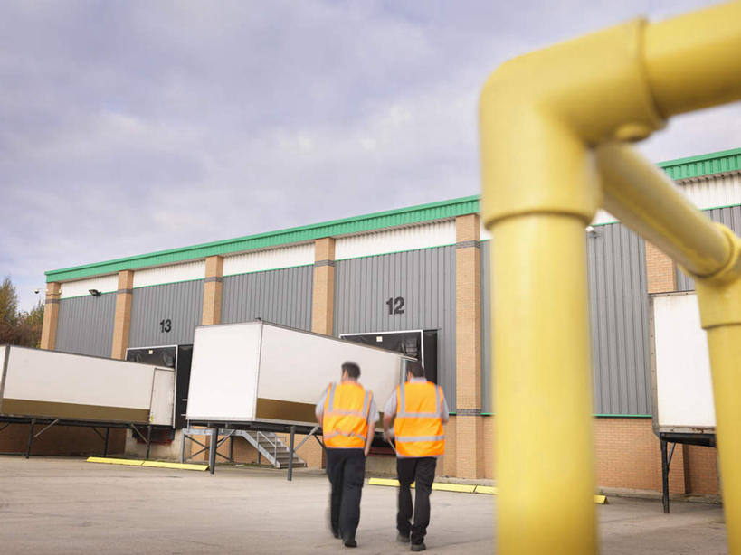 西方人,两个人,伙伴,朋友,机修工,走,横图,室外,白天,工作服,制服,友谊,合作,团队,欧洲,欧洲人,阴影,光线,影子,云,云朵,地面,集装箱,云彩,仓库,货柜,管道,工人,背面,黄色,白云,阳光,箱子,战略,运输,货仓,物流,联合,合谋,工作制服,配合,协作,男人,男性,年轻男性,中年男性,白种人,机械师,机修工人,步行,散步,走路,彩图,全身,工作套服,安全服,反光背心,反光服,反光衣