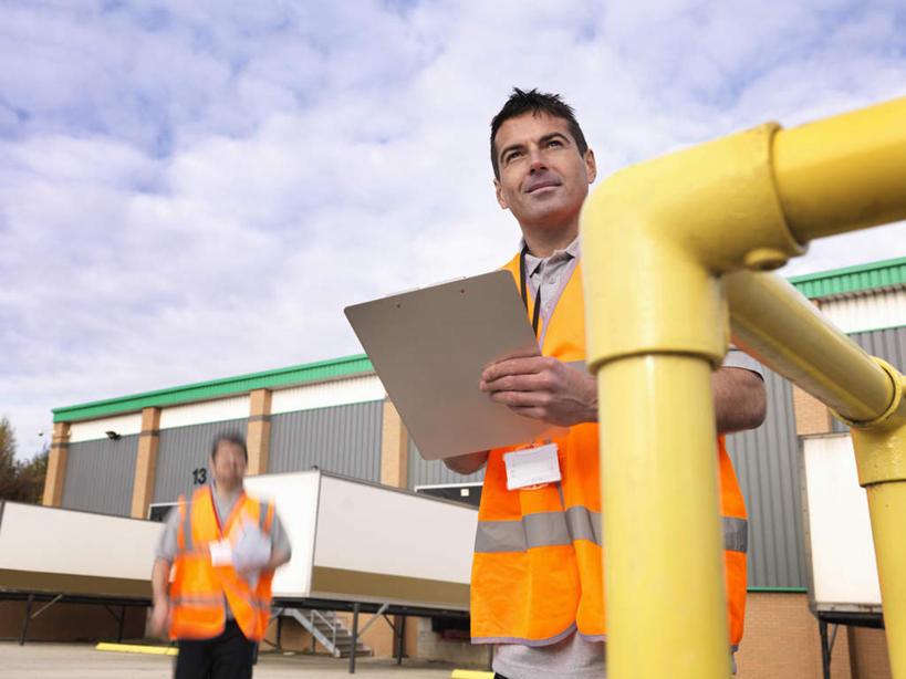 西方人,两个人,伙伴,朋友,机修工,站,笑,微笑,横图,室外,白天,仰视,工作服,制服,友谊,合作,团队,欧洲,欧洲人,握,阴影,光线,影子,云,云朵,地面,集装箱,拿,云彩,仓库,拿着,注视,货柜,工人,蓝色,白云,蓝天,天空,阳光,箱子,天,观察,看,站着,战略,握着,运输,晴朗,观看,察看,关注,货仓,物流,联合,合谋,工作制服,配合,协作,男人,男性,年轻男性,中年男性,白种人,机械师,机修工人,晴空,站立,半身,彩图,低角度拍摄,工作套服,安全服,反光背心,反光服,反光衣