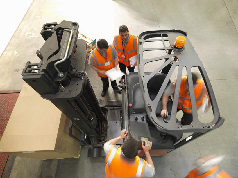 西方人,伙伴,朋友,机修工,站,搬运,横图,俯视,室内,白天,工作服,制服,友谊,合作,团队,技术,欧洲,欧洲人,五个人,阴影,工作,光线,包装,影子,纸箱,地面,许多人,仓库,注视,车,工人,阳光,容器,箱子,交通工具,观察,看,站着,一群人,机械,橙色,工程车,战略,工业,观看,工程,叉车,察看,关注,载具,纸板箱,包装箱,联合,合谋,交通运输,工作制服,工作车,配合,协作,男人,男性,年轻男性,中年男性,白种人,机械师,机修工人,搬,站立,半身,彩图,高角度拍摄,工作套服,安全服,反光背心,反光服,反光衣,托盘车,码垛车