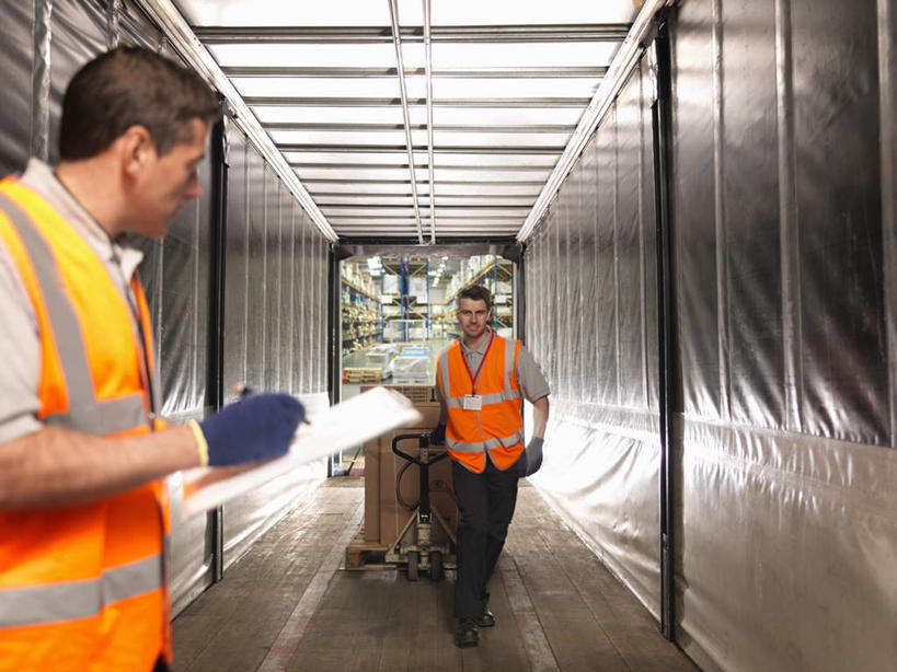 西方人,两个人,伙伴,朋友,机修工,站,拉,搬运,横图,室内,白天,正面,工作服,制服,友谊,合作,团队,技术,欧洲,欧洲人,一堆,许多,握,堆叠,堆积,木制,包装,木箱,拿,仓库,拿着,注视,车,工人,木制品,容器,手套,箱子,交通工具,观察,看,站着,机械,工程车,战略,握着,工业,观看,堆,工程,叉车,察看,关注,载具,记录板,记事板,包装箱,联合,合谋,交通运输,工作制服,工作车,配合,协作,男人,男性,年轻男性,中年男性,白种人,机械师,机修工人,站立,半身,彩图,工作套服,安全服,反光背心,反光服,反光衣,托盘车,码垛车