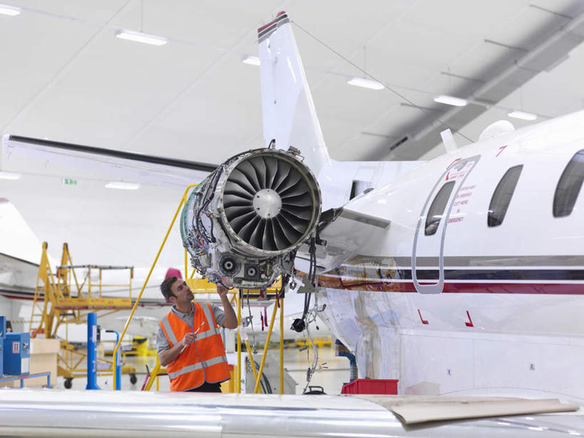 西方人,一个人,机修工,工程师,建筑工人,建筑师,站,横图,室内,白天,正面,工作服,制服,机器,天花板,飞机,照明,欧洲,欧洲人,仅一个男性,仅一个人,仅一个中年男性,检查,灯光,交通,注视,航空,顶灯,灯,工人,灯具,交通工具,观察,看,站着,发动机,机械,橙色,运输,观看,修理,照亮,察看,客机,照明设备,关注,载具,工作制服,飞机发动机,航空发动机,男人,男性,中年男性,白种人,机械师,机修工人,技师,建筑工,建筑设计师,站立,半身,彩图,工作套服,安全服,反光背心,反光服,反光衣,机库