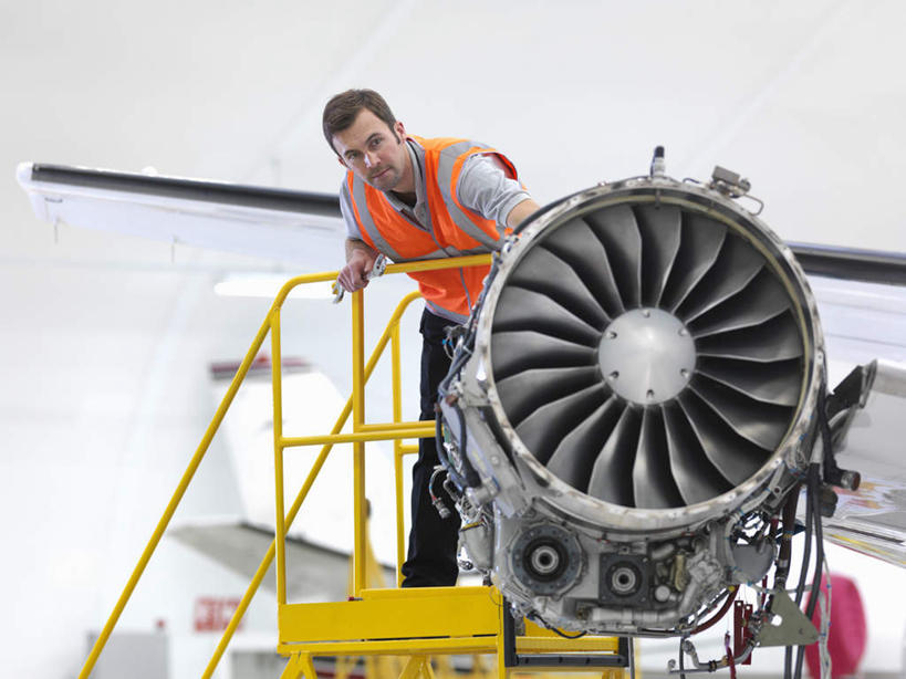 西方人,一个人,机修工,工程师,建筑工人,建筑师,站,横图,室内,白天,仰视,工作服,制服,机器,天花板,飞机,照明,欧洲,欧洲人,仅一个男性,仅一个人,仅一个中年男性,弯腰,检查,梯子,灯光,交通,注视,航空,顶灯,灯,工人,灯具,交通工具,观察,看,站着,发动机,机械,橙色,运输,观看,修理,照亮,察看,客机,照明设备,关注,载具,弯身,工作制服,飞机发动机,航空发动机,男人,男性,中年男性,白种人,机械师,机修工人,技师,建筑工,建筑设计师,站立,半身,彩图,低角度拍摄,工作套服,安全服,反光背心,反光服,反光衣,机库