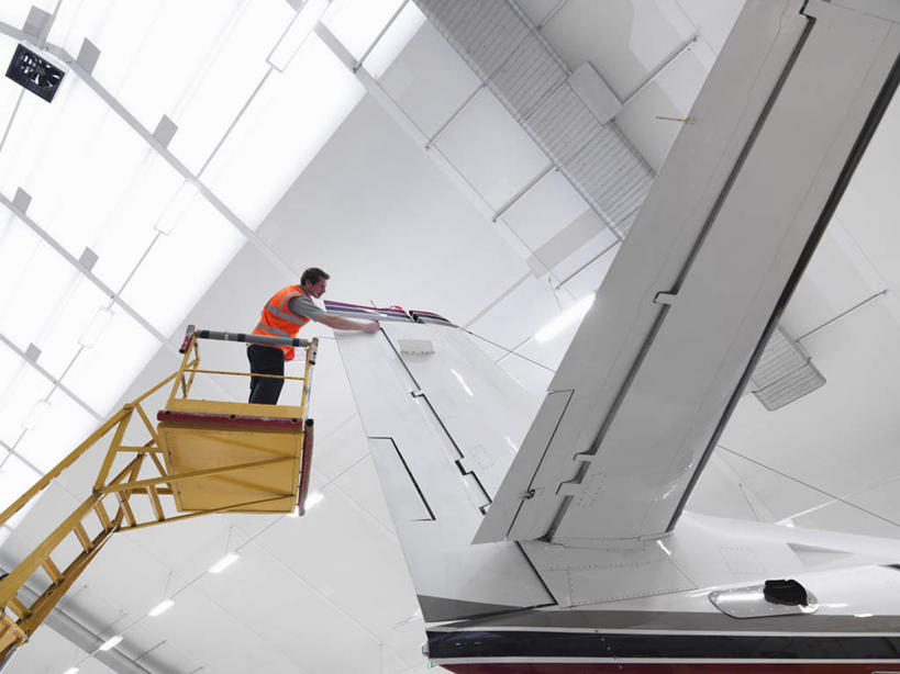 西方人,一个人,工程师,建筑工人,建筑师,工厂,栏杆,站,横图,室内,白天,仰视,工作服,制服,天花板,飞机,照明,欧洲,欧洲人,仅一个男性,仅一个人,检查,扶手,灯光,交通,仓库,注视,航空,护栏,顶灯,灯,仅一个年轻男性,灯具,交通工具,观察,看,站着,橙色,运输,一架,观看,照亮,察看,照明设备,关注,载具,喷气式飞机,工作制服,停驻,升降机,男人,男性,年轻男性,白种人,技师,建筑工,建筑设计师,站立,彩图,低角度拍摄,全身,工作套服,制造厂,安全服,反光背心,反光服,反光衣,升降平台,升降台,机库