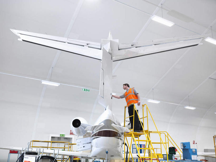 西方人,一个人,工程师,建筑工人,建筑师,工厂,栏杆,站,横图,室内,白天,仰视,工作服,制服,天花板,飞机,照明,欧洲,欧洲人,仅一个男性,仅一个人,检查,扶手,灯光,交通,仓库,注视,航空,护栏,顶灯,灯,仅一个年轻男性,灯具,交通工具,观察,看,站着,橙色,运输,一架,观看,照亮,察看,照明设备,关注,载具,喷气式飞机,工作制服,停驻,升降机,男人,男性,年轻男性,白种人,技师,建筑工,建筑设计师,站立,彩图,低角度拍摄,全身,工作套服,制造厂,安全服,反光背心,反光服,反光衣,升降平台,升降台,机库