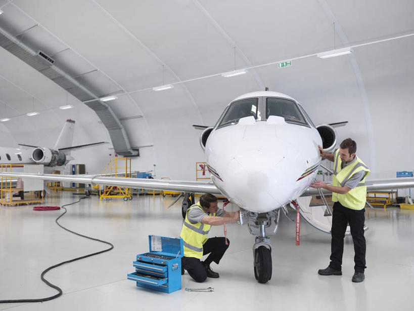 西方人,两个人,伙伴,朋友,机修工,站,蹲,横图,室内,白天,正面,工作服,制服,友谊,合作,团队,天花板,飞机,照明,欧洲,欧洲人,检查,灯光,交通,注视,航空,顶灯,灯,工人,灯具,交通工具,观察,看,站着,战略,运输,观看,修理,照亮,察看,客机,照明设备,关注,载具,联合,合谋,工作制服,配合,协作,男人,男性,年轻男性,中年男性,白种人,机械师,机修工人,蹲着,站立,彩图,全身,工作套服,安全服,反光背心,反光服,反光衣,机库