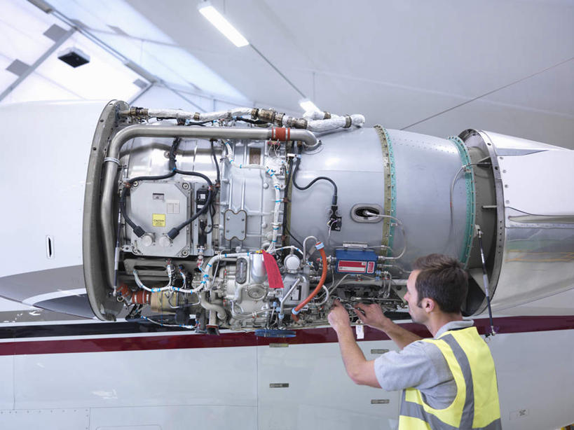 西方人,一个人,机修工,工程师,建筑工人,建筑师,站,横图,室内,白天,侧面,工作服,制服,机器,天花板,飞机,照明,欧洲,欧洲人,仅一个男性,仅一个人,仅一个中年男性,检查,灯光,交通,航空,顶灯,灯,工人,灯具,交通工具,站着,发动机,机械,橙色,运输,修理,照亮,客机,照明设备,载具,工作制服,飞机发动机,航空发动机,男人,男性,中年男性,白种人,机械师,机修工人,技师,建筑工,建筑设计师,站立,半身,彩图,工作套服,安全服,反光背心,反光服,反光衣,机库