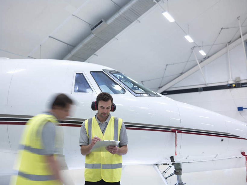 西方人,两个人,伙伴,朋友,机修工,站,横图,室内,白天,正面,工作服,制服,友谊,合作,团队,天花板,飞机,照明,欧洲,欧洲人,握,写字,朦胧,模糊,灯光,交通,拿,拿着,注视,航空,顶灯,灯,工人,耳机,灯具,交通工具,观察,看,站着,战略,握着,运输,观看,照亮,察看,书写,客机,照明设备,关注,载具,记录板,记事板,联合,合谋,工作制服,配合,协作,男人,男性,年轻男性,中年男性,白种人,机械师,机修工人,站立,半身,彩图,工作套服,安全服,反光背心,反光服,反光衣,机库