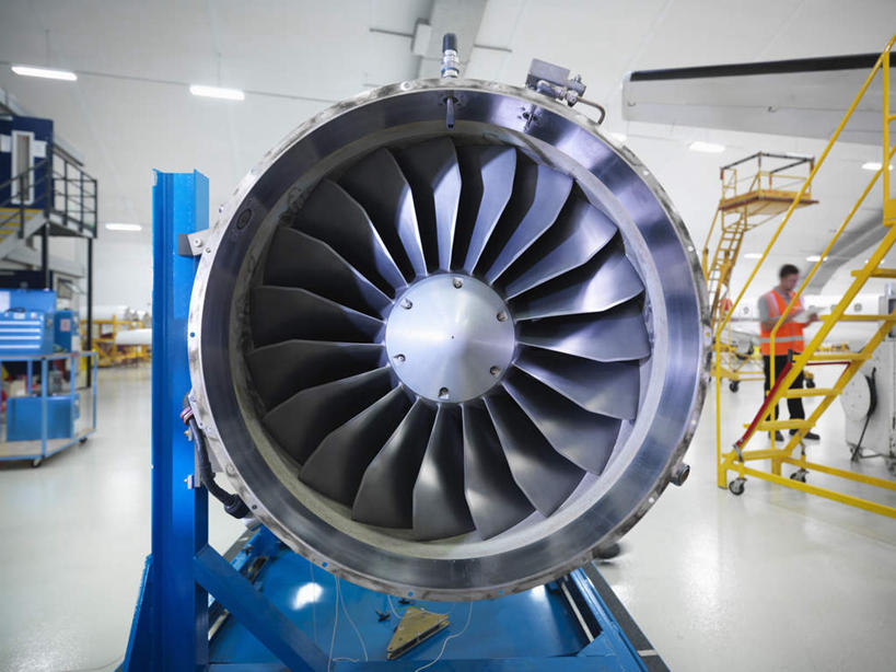 西方人,一个人,机修工,工程师,建筑工人,建筑师,站,横图,室内,白天,正面,工作服,制服,机器,天花板,飞机,照明,欧洲,欧洲人,仅一个男性,仅一个人,仅一个中年男性,检查,灯光,交通,航空,顶灯,灯,工人,灯具,交通工具,站着,发动机,机械,橙色,运输,修理,照亮,客机,照明设备,载具,工作制服,飞机发动机,航空发动机,男人,男性,中年男性,白种人,机械师,机修工人,技师,建筑工,建筑设计师,站立,彩图,全身,工作套服,安全服,反光背心,反光服,反光衣,机库