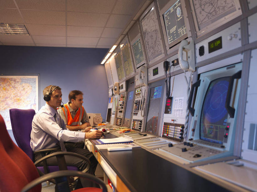 西方人,两个人,伙伴,朋友,办公室,坐,横图,室内,白天,侧面,工作服,衬衫,制服,通讯,友谊,合作,团队,客服,椅子,欧洲,欧洲人,信息,笔,标志,数字,文字,字符,办公用品,指针,话务员,注视,标识,文具,耳机,耳麦,话筒,会议椅,学习用品,观察,看,战略,服务,通信,阿拉伯数字,观看,协调,办公椅,文具用品,控制,察看,麦克风,头戴式耳麦,关注,销售,记录板,仪表盘,记事板,客服人员,电话销售,联合,合谋,商务椅,培训椅,工作制服,接待员,配合,协作,男人,男性,中年男性,白种人,接线员,坐着,半身,彩图,衬衣,工作套服,安全服,反光背心,反光服,反光衣,头戴式耳机