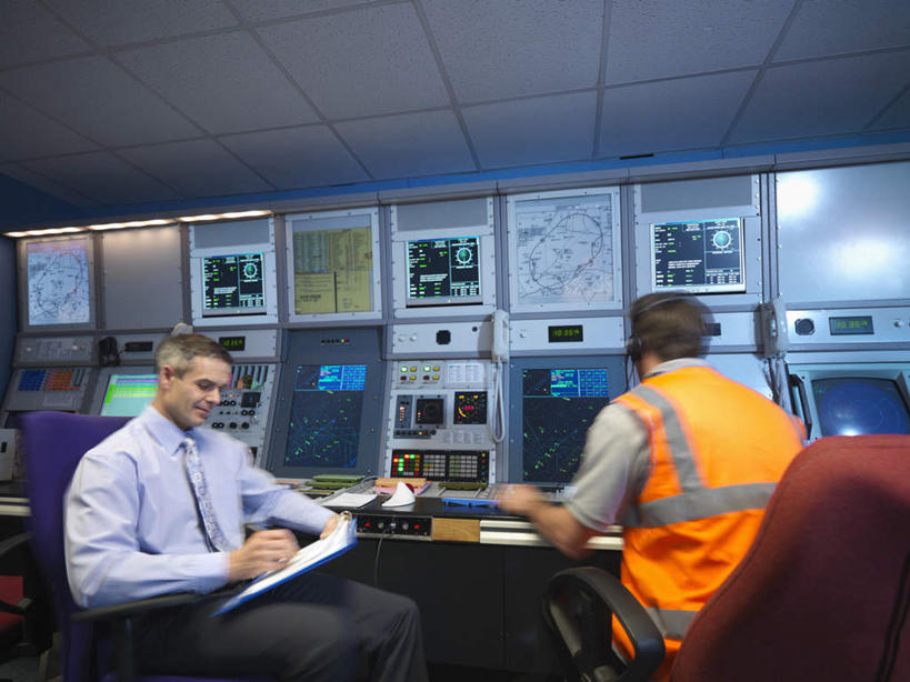 西方人,背部,两个人,伙伴,朋友,办公室,坐,笑,微笑,横图,室内,白天,工作服,制服,通讯,友谊,合作,团队,客服,天花板,椅子,欧洲,欧洲人,握,信息,笔,标志,数字,文字,字符,办公用品,指针,拿,话务员,拿着,注视,标识,水笔,文具,耳机,耳麦,话筒,学习用品,观察,看,橙色,战略,服务,握着,通信,阿拉伯数字,观看,协调,文具用品,察看,麦克风,头戴式耳麦,关注,销售,记录板,仪表盘,记事板,客服人员,电话销售,联合,合谋,工作制服,接待员,配合,协作,男人,男性,中年男性,白种人,接线员,坐着,半身,彩图,工作套服,安全服,反光背心,反光服,反光衣,头戴式耳机