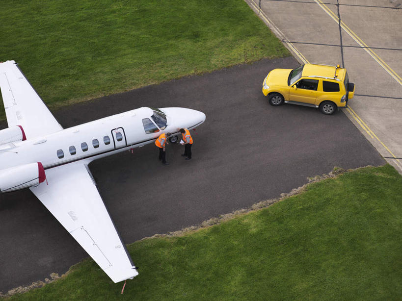 西方人,两个人,伙伴,朋友,机修工,机场,站,横图,俯视,室外,白天,工作服,制服,友谊,合作,团队,草地,草坪,植物,飞机,飞机场,汽车,欧洲,欧洲人,停靠,检查,地面,交通,面包车,航空,车,草,工人,黄色,绿色,停机坪,交通工具,站着,橙色,战略,运输,一架,修理,客机,停泊,载具,联合,合谋,工作制服,配合,协作,男人,男性,中年男性,白种人,机械师,机修工人,站立,彩图,高角度拍摄,全身,工作套服,安全服,反光背心,反光服,反光衣