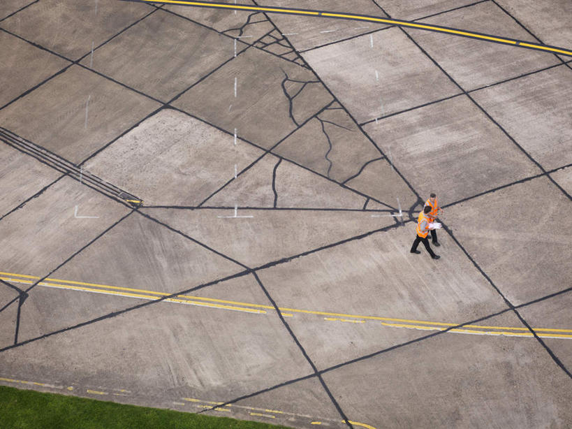 西方人,两个人,伙伴,朋友,机修工,机场,走,横图,俯视,室外,白天,工作服,制服,友谊,合作,团队,草地,草坪,植物,飞机场,欧洲,欧洲人,界线,分界线,地面,航空,草,工人,黄色,绿色,停机坪,橙色,战略,联合,合谋,工作制服,配合,协作,男人,男性,中年男性,白种人,机械师,机修工人,步行,散步,走路,彩图,高角度拍摄,全身,工作套服,安全服,反光背心,反光服,反光衣