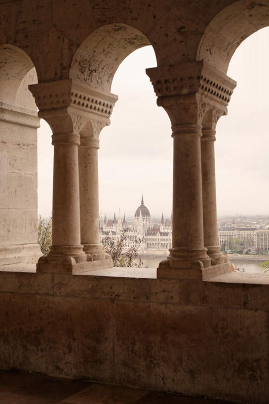 无人,家,竖图,室外,白天,正面,旅游,度假,标志建筑,地标,建筑,欧洲,匈牙利,阴影,光线,影子,柱子,房屋,屋子,云,云朵,地面,首都,云彩,娱乐,建设,楼房,住宅,蓝色,白云,蓝天,天空,阳光,天,享受,休闲,旅游胜地,放松,晴朗,布达佩斯,中欧,匈牙利共和国,晴空,彩图,房子,匈牙利国会大厦