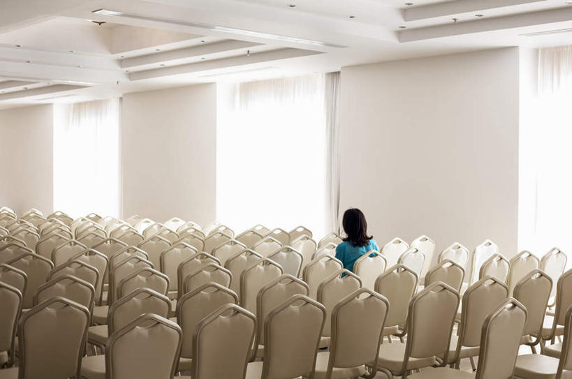 西方人,一个人,商务人士,商务女性,会议室,坐,横图,室内,白天,窗户,天花板,椅子,欧洲,欧洲人,仅一个女性,仅一个人,一排,许多,阴影,套装,整齐,反射,影子,墙,地面,玻璃窗,墙壁,墙面,排列,背面,蓝色,白色,会议椅,仅一个中年女性,办公椅,队列,商务装,工薪阶层,商务椅,培训椅,女人,女性,中年女性,白种人,长发,白领,上班族,坐着,半身,彩图