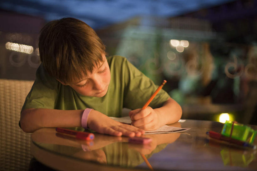 西方人,儿童,一个人,坐,横图,室内,白天,正面,T恤衫,纯洁,窗户,桌面,桌子,书籍,欧洲,欧洲人,仅一个男性,仅一个人,握,写字,学习,服装,朦胧,模糊,笔,棕色,办公用品,拿,T恤,拿着,注视,休闲装,书桌,玻璃窗,文具,小孩,衣服,课桌,铅笔,学习用品,观察,看,仅一个小孩,休闲,休闲服,可爱,童年,童趣,握着,服饰,作业,观看,文具用品,察看,书写,关注,童真,烂漫,无邪,天真,男孩,男人,男性,白种人,孩子,书,图书,坐着,半身,彩图,短发,男生