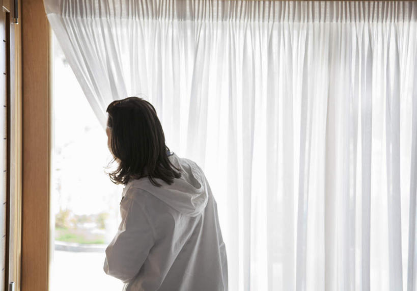 西方人,一个人,站,拉,横图,室内,白天,窗户,窗帘,欧洲,欧洲人,仅一个女性,仅一个人,服装,装饰,棕色,注视,休闲装,玻璃窗,背面,衣服,白色,帘子,观察,看,站着,仅一个中年女性,休闲,休闲服,连帽衫,遮阳,服饰,观看,华丽,修饰,点缀,察看,关注,帽衫,衬托,美观,雅致,雅观,女人,女性,中年女性,白种人,长发,站立,半身,彩图