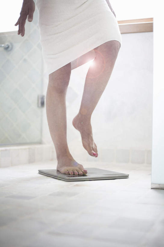 西方人,一个人,站,竖图,室内,白天,正面,裙子,仪器,卫生间,浴室,欧洲,欧洲人,仅一个女性,仅一个人,连衣裙,瓷砖,地砖,墙,地面,生活,抬腿,光脚,墙壁,墙面,站着,仅一个中年女性,健康,赤脚,减肥,衡量,体重,瘦身,计量,衡器,健康秤,女人,女性,中年女性,白种人,淋浴房,秤,体重秤,站立,半身,彩图,冲凉房,沐浴间,沐浴室