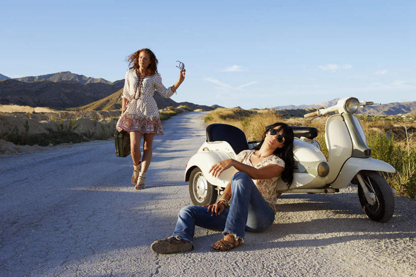 两个人,伙伴,朋友,坐,走,横图,室外,白天,正面,裙子,友谊,沙漠,山,植物,道路,路,公路,摩托车,阴影,服装,裤子,枯萎,光线,墨镜,眼镜,影子,山峰,云,云朵,枯草,交通,山峦,云彩,注视,牛仔裤,休闲装,拎包,车,草,衣服,黄色,蓝色,白云,蓝天,天空,阳光,太阳镜,太阳眼镜,交通工具,天,观察,看,靠,靠着,休闲,休闲服,遮阳镜,短裙,服饰,晴朗,观看,半身裙,察看,关注,载具,友情,年轻女性,女人,女性,中年女性,大漠,砂漠,晴空,马路,步行,散步,走路,坐着,彩图,全身