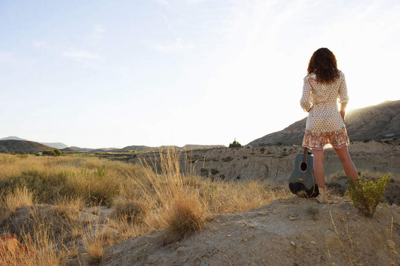 西方人,一个人,站,横图,室外,白天,裙子,日落,沙漠,山,植物,欧洲,欧洲人,仅一个女性,仅一个人,握,阴影,服装,枯萎,光线,影子,山峰,晚霞,霞光,云,云朵,落日,枯草,吉他,乐器,弦乐器,山峦,拿,云彩,拿着,休闲装,草,背面,衣服,黄色,蓝色,白云,蓝天,天空,阳光,黄昏,天,站着,仅一个中年女性,休闲,休闲服,彩霞,握着,短裙,服饰,晴朗,半身裙,弹拨弦鸣乐器,夕照,女人,女性,中年女性,白种人,大漠,砂漠,晴空,夕阳,站立,彩图,全身,斜阳,弹拨弦乐器