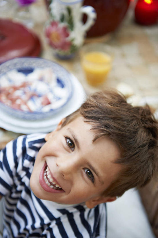 果汁,西方人,儿童,一个人,客厅,坐,笑,微笑,露齿笑,竖图,俯视,室外,白天,午餐,纯洁,餐桌,桌面,桌子,杯子,餐具,欧洲,欧洲人,仅一个男性,仅一个人,条纹,服装,碟子,盘,庭院,院子,棕色,饮品,注视,休闲装,玻璃制品,饮料,小孩,衣服,盘子,水杯,碟,看,仅一个小孩,休闲,休闲服,可爱,童年,童趣,服饰,餐台,起居室,关注,可口,童真,烂漫,无邪,客堂,适口,天真,男孩,男人,男性,白种人,孩子,玻璃杯,抬头,仰头,坐着,半身,彩图,高角度拍摄,短发,男生