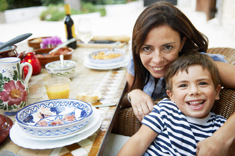 果汁,西方人,儿童,中年人,两个人,家庭,母亲,儿子,坐,抱,笑,微笑,露齿笑,横图,俯视,室外,白天,纯洁,餐桌,桌面,桌子,杯子,餐具,椅子,欧洲,欧洲人,条纹,服装,碟子,盘,勺子,庭院,院子,饮品,注视,休闲装,玻璃制品,饮料,小孩,衣服,盘子,水杯,调羹,碟,汤匙,观察,看,休闲,温暖,温馨,母子,一家人,休闲服,可爱,母爱,童年,童趣,服饰,餐台,抱着,观看,和睦,察看,搂着,关注,可口,童真,烂漫,无邪,适口,天真,男孩,女人,女性,中年女性,白种人,孩子,玻璃杯,搂,搂抱,坐着,半身,彩图,高角度拍摄,融洽,男生