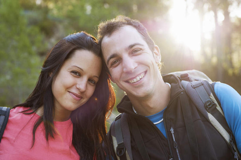 西方人,脸,头,脸颊,两个人,家庭,夫妻,站,笑,微笑,露齿笑,横图,室外,特写,白天,正面,爱情,树林,植物,欧洲,欧洲人,阴影,服装,朦胧,模糊,光线,包,影子,浪漫,旅行包,注视,休闲装,肩膀,树,树木,衣服,绿色,阳光,自然,背包,观察,看,靠,靠着,站着,休闲,温暖,温馨,一家人,休闲服,恩爱,恋人,服饰,生长,成长,观看,和睦,察看,关注,露营,睡袋,野营,宿营,快捷,方便,旅游包,男人,男性,年轻男性,年轻女性,女人,女性,白种人,年轻人,头部,脸部,脸蛋,面部,夫妇,情侣,站立,半身,彩图,眩光,伴侣,融洽,双肩包