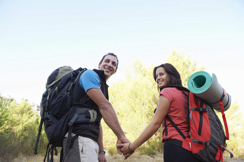 西方人,两个人,家庭,夫妻,站,握手,笑,微笑,露齿笑,横图,室外,白天,仰视,爱情,树林,植物,欧洲,欧洲人,阴影,服装,裤子,光线,包,工具,器材,影子,云,云朵,浪漫,云彩,旅行包,扭头,注视,牛仔裤,休闲装,树,树木,衣服,蓝色,绿色,白云,蓝天,天空,阳光,自然,背包,天,观察,看,站着,转头,休闲,温暖,温馨,一家人,休闲服,器械,恩爱,恋人,服饰,生长,晴朗,成长,拐杖,观看,和睦,察看,关注,露营,睡袋,野营,宿营,登山杖,快捷,辅助设备,方便,旅游包,登山棍,男人,男性,年轻男性,年轻女性,女人,女性,白种人,年轻人,夫妇,情侣,晴空,搀手,登山,拉手,爬山,手搀手,手拉手,手牵手,手握手,站立,半身,彩图,低角度拍摄,伴侣,融洽,双肩包